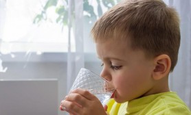 Durere fără margini. Un băieţel de 5 ani a murit brusc, după ce a băut o gură de apă rece pe caniculă